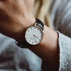 Jak nosić zegarek damski z bransoletą, by wyglądać elegancko i modnie
