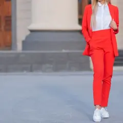 Jakie buty do czerwonych spodni damskich? Znajdź idealny styl dla siebie!