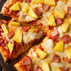 Skąd pochodzi pizza hawajska? Zaskakująca historia jej powstania
