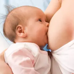Jak prawidłowo przystawić dziecko do piersi, aby uniknąć bólu podczas karmienia