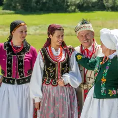 Strój kociewski damski czy męski – odkryj kluczowe różnice i tradycje