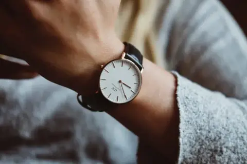 Jak nosić zegarek damski z bransoletą, by wyglądać elegancko i modnie