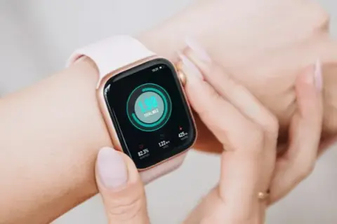 Jaki smartwatch do 1000 zł dla kobiet? Najlepsze modele i funkcje.