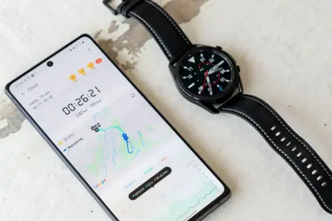 Jak połączyć smartwatch damski z telefonem krok po kroku bez problemów