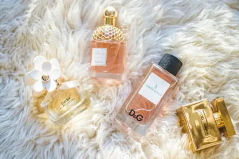 Jakie perfumy damskie na prezent, które zachwycą każdą kobietę?