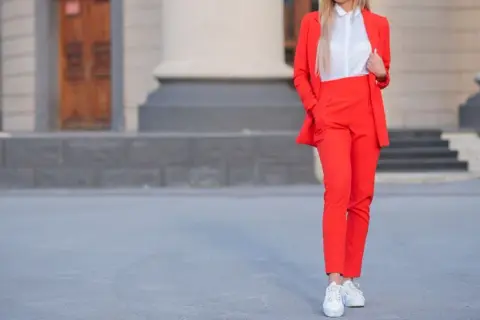 Jakie buty do czerwonych spodni damskich? Znajdź idealny styl dla siebie!