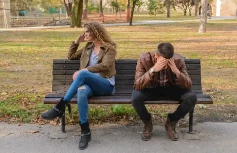 Jak przetrwać ciche dni w związku i odbudować bliskość emocjonalną