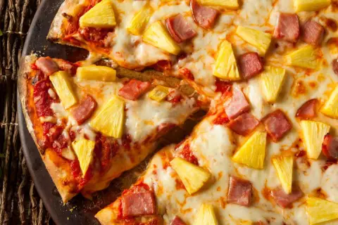 Skąd pochodzi pizza hawajska? Zaskakująca historia jej powstania
