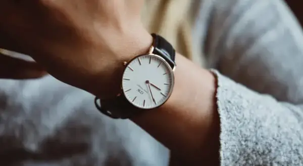 Jak nosić zegarek damski z bransoletą, by wyglądać elegancko i modnie