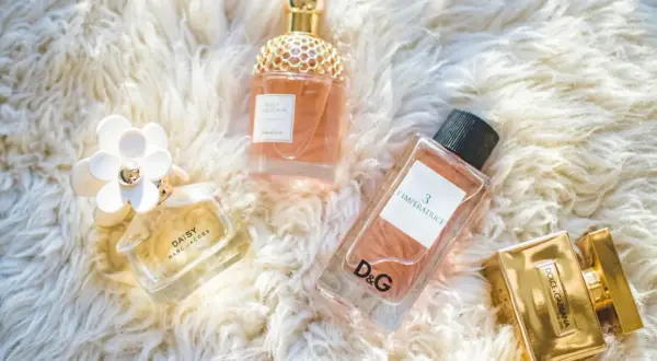 Jakie perfumy damskie na prezent, które zachwycą każdą kobietę?