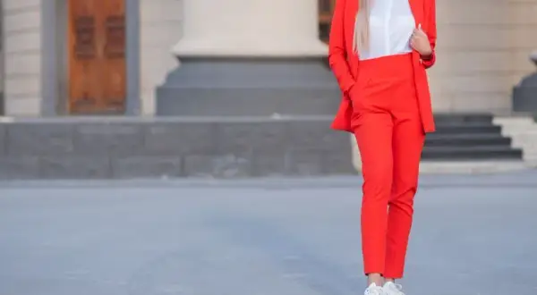 Jakie buty do czerwonych spodni damskich? Znajdź idealny styl dla siebie!