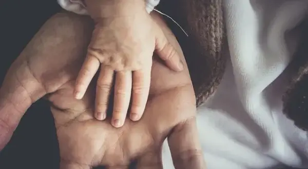Z kim zostaje dziecko po rozstaniu? Kluczowe czynniki decyzji sądu