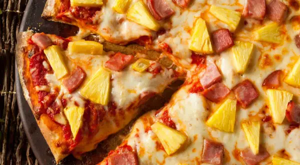Skąd pochodzi pizza hawajska? Zaskakująca historia jej powstania
