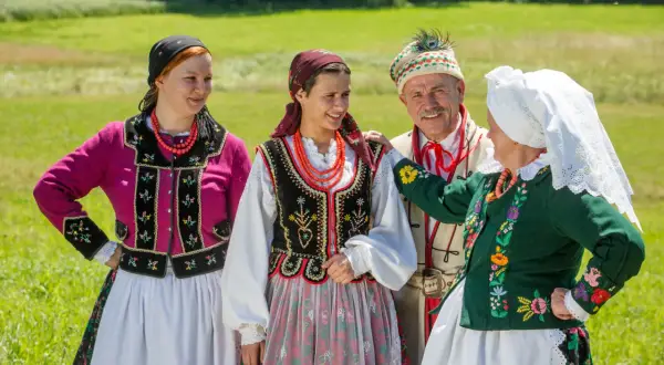 Strój kociewski damski czy męski – odkryj kluczowe różnice i tradycje