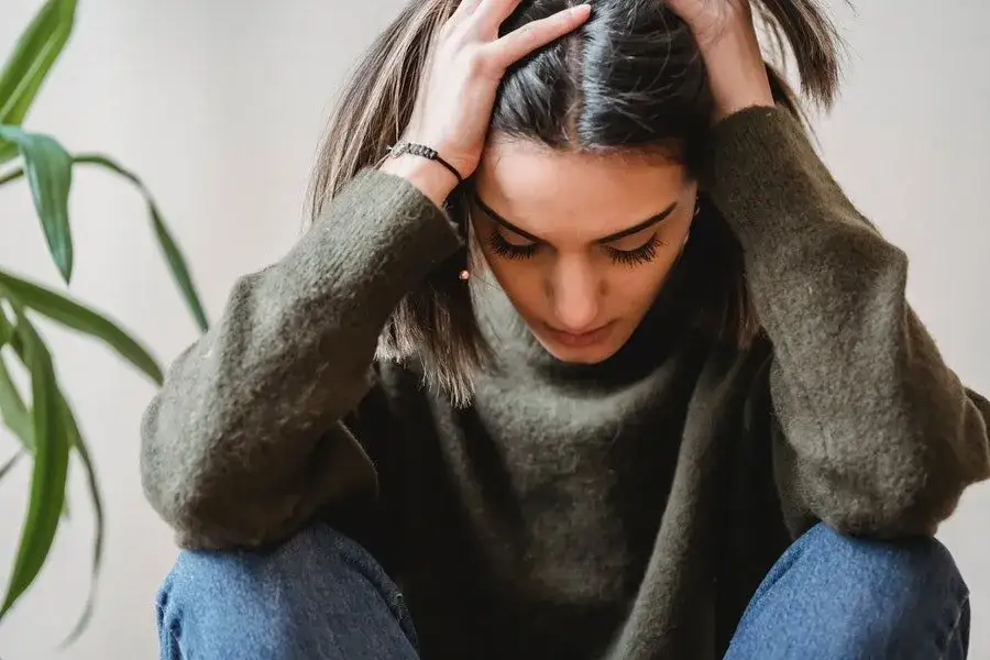 Zdjęcie Czy dziewczyna tęskni po rozstaniu? Odkryj emocje i przyczyny tęsknoty